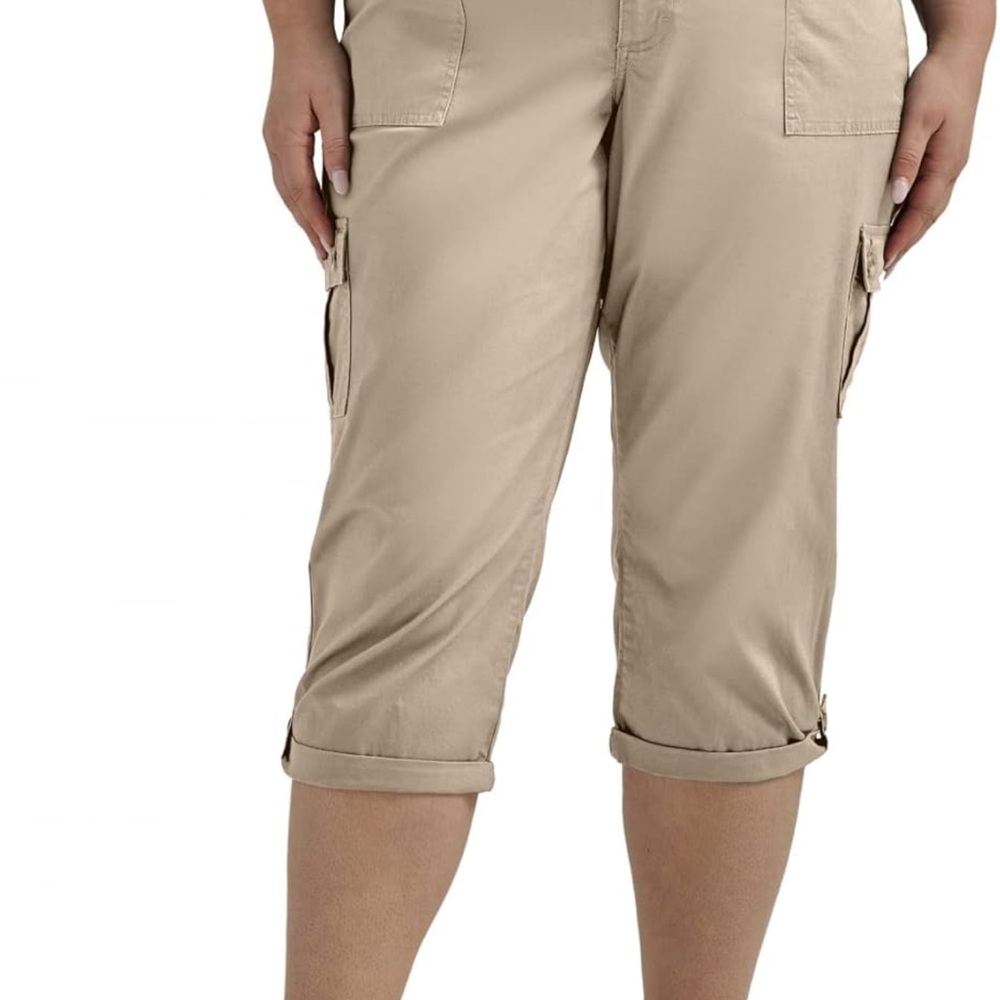 Lee’s Tan Cargo Capri Pants- NWT🤩